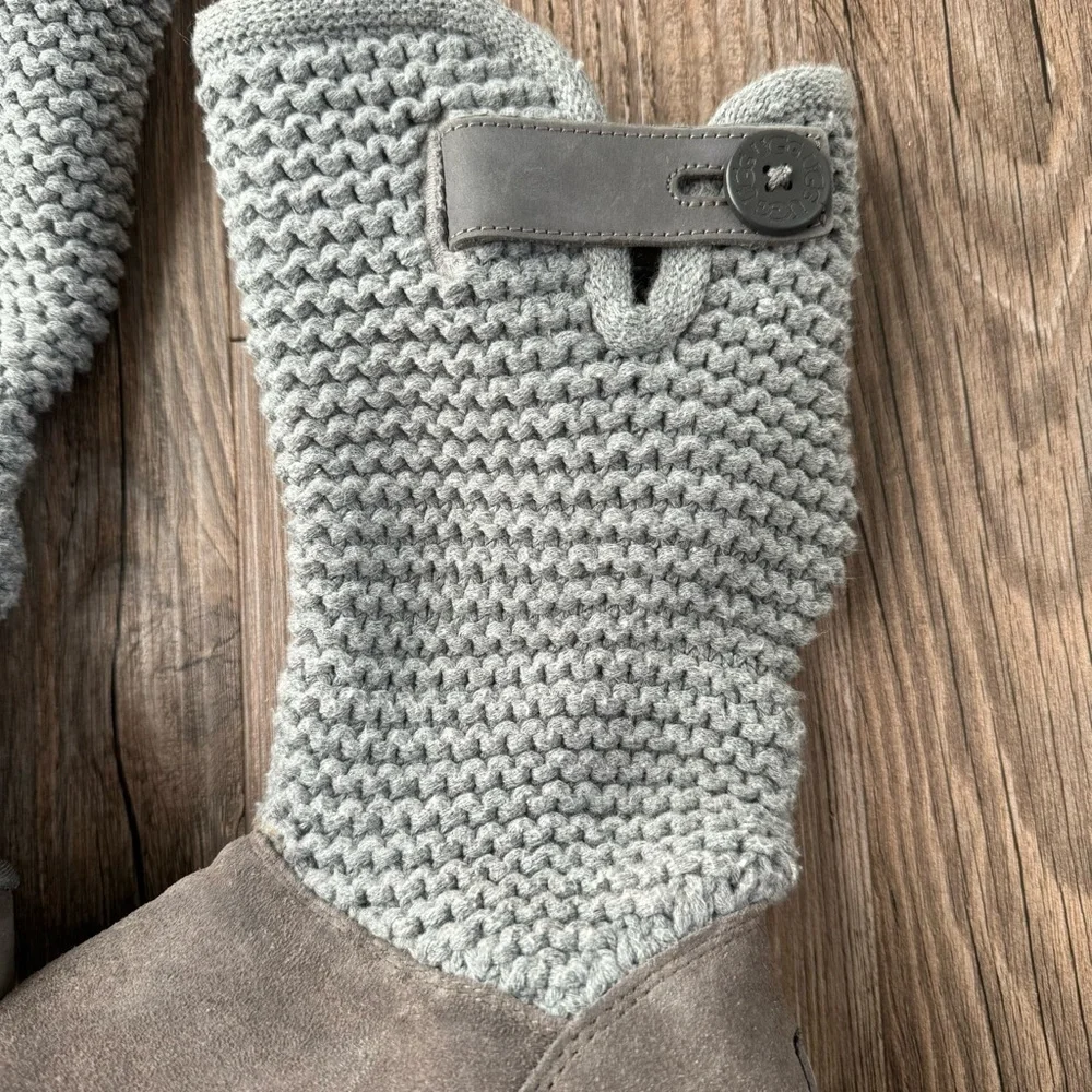 UGG® WOMEN'S SHAINA BOOTS - ROUND TOE Size 6